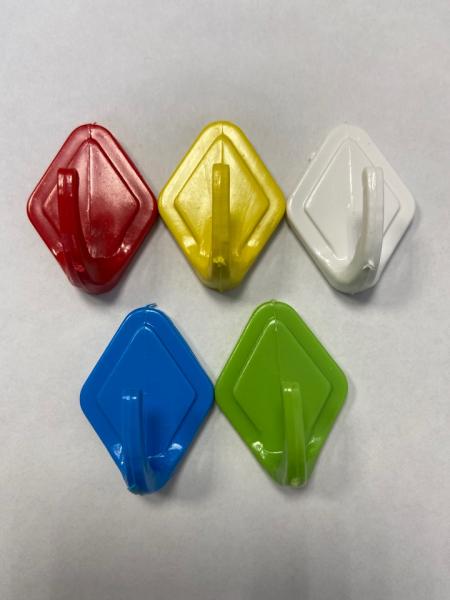 Крючок пластиковый хозяйственный